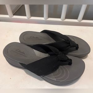 Clarks Cloudstepper Black fabric platform flip flops - Arla Glison style